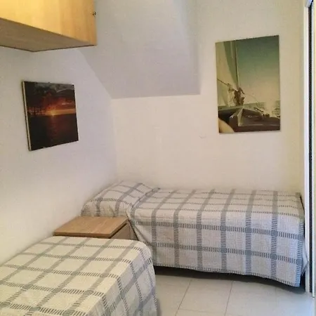 Marina Capo Pino بيت للعطل *