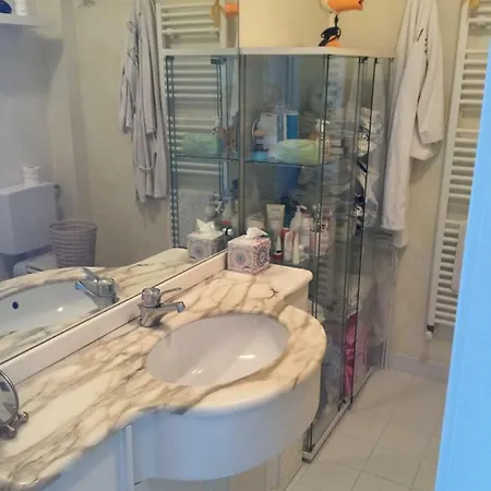 Marina Capo Pino بيت للعطل